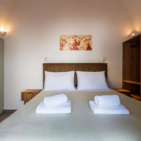 The Lemon Tree House * Fira (Santorini)