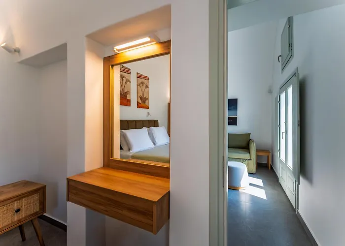 The Lemon Tree House * Fira (Santorini)